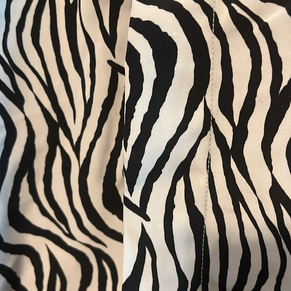 NWOT Beautiful Zebra Print Black/Tan Women Button Down Blouse with Tie Size XL - Picture 6 of 9